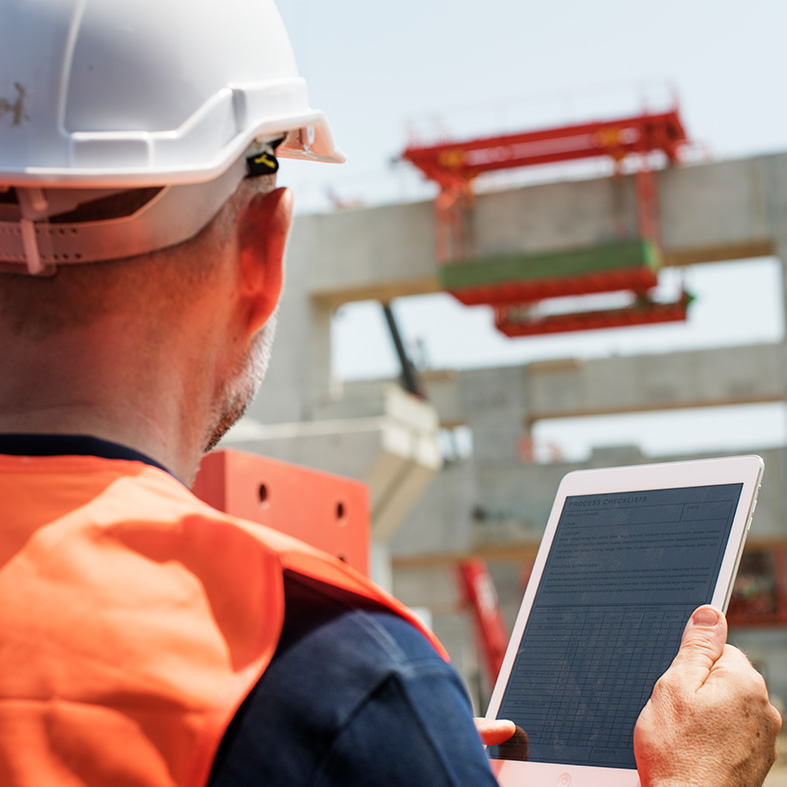 Trabajador de la construcción viendo en su tablet el ERP Globalgest
